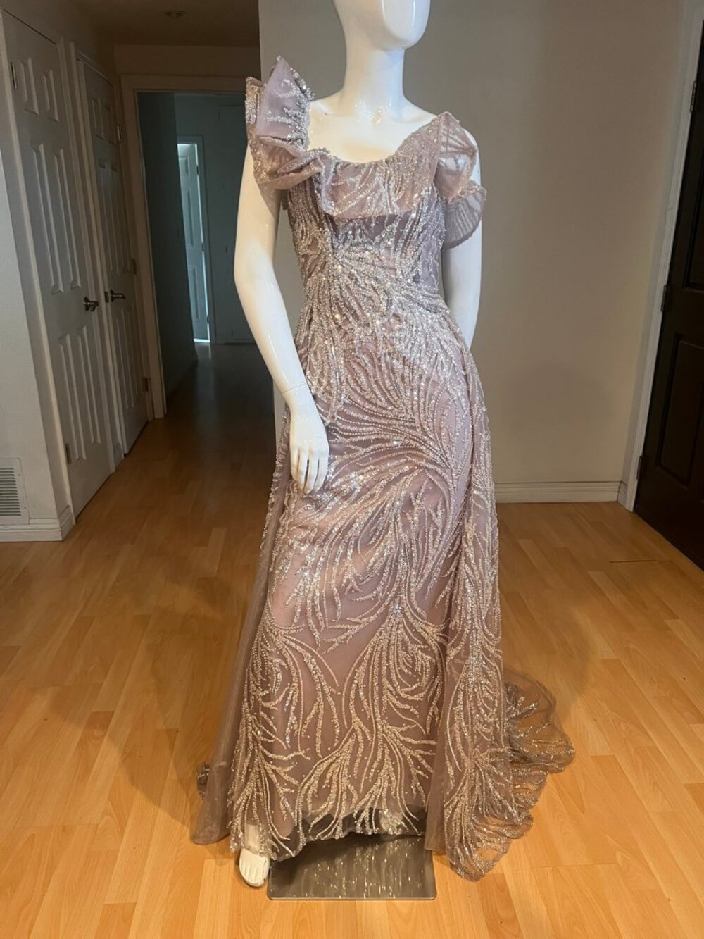 $1200 CATWALK COUTURE BEADED EMBELLISHED ONE SHOULDER GOWN SIZE 10 US